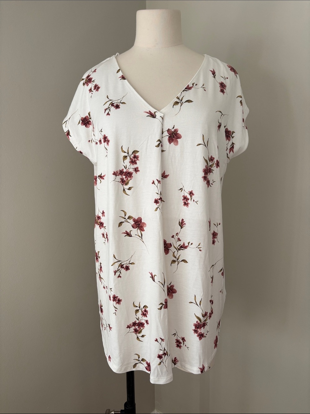 Reitmans White V-Neck Floral Tunic with Burgundy Blossoms
